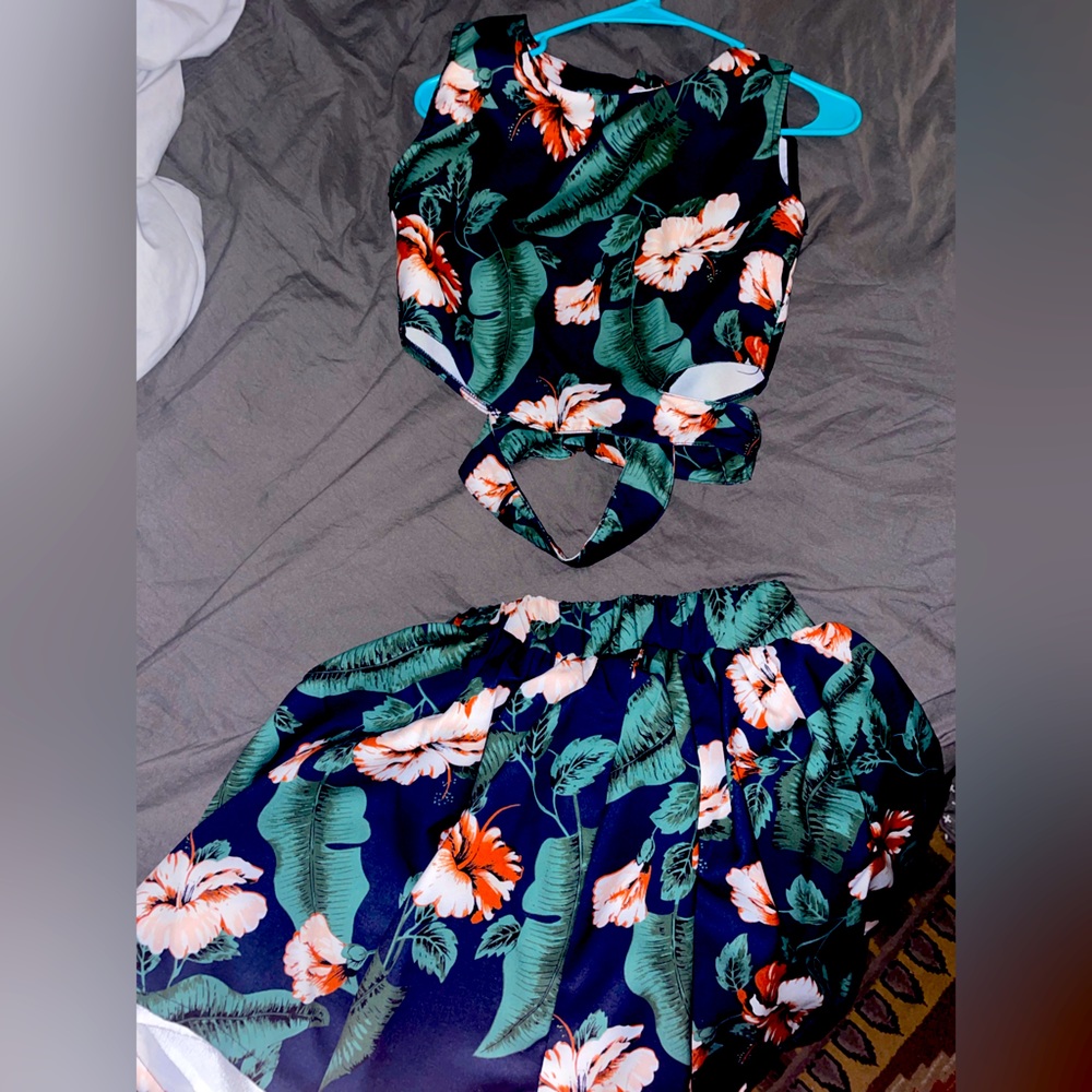 Two piece tank + skirt Hawaiian outfit cute details and layered skirt